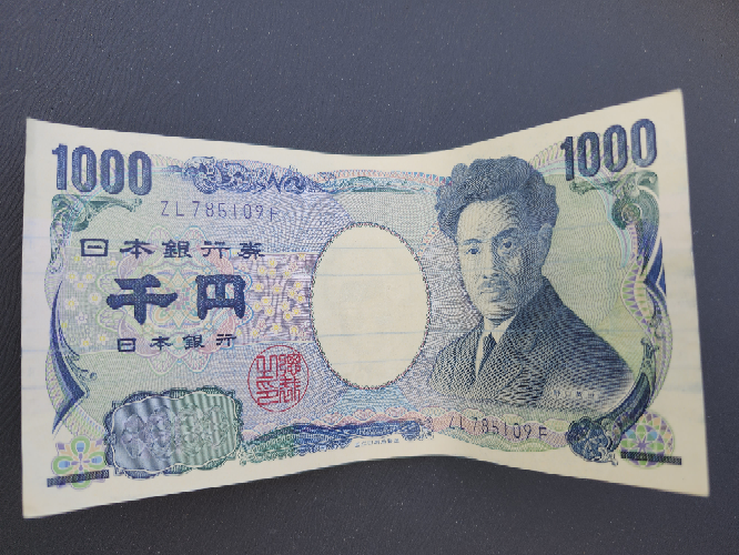 1000円札に横線が入ってるんですがどういうことですか？