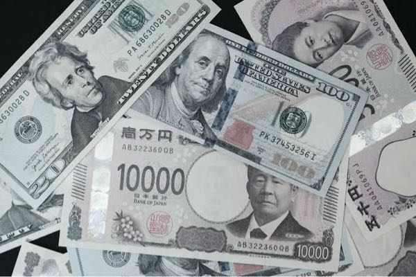 日本がばら撒き政策でインフレになると「円」はどうなりますか？ 米国が保護主義でインフレになると「ドル」はどうなりますか？