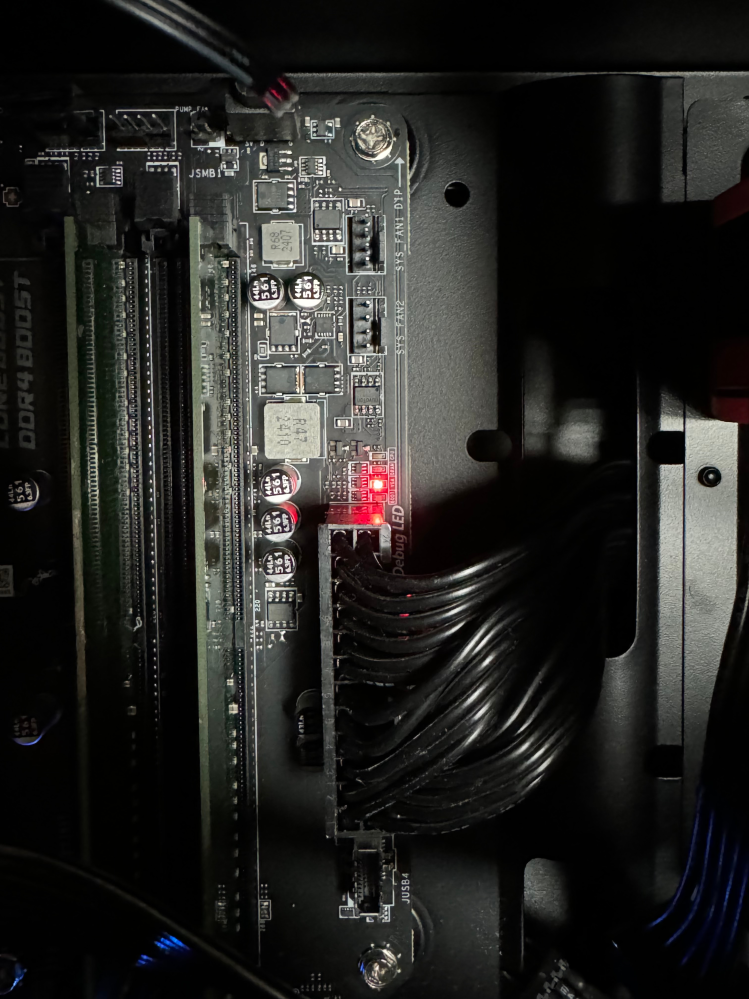 自作PCでマザーボードのVGAランプが点灯し画面出力されないで
