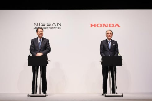 日産が倒産しそうになったらホンダが日産を買収することになるのですか。 ・・・・・・・・・・・・・・・・・・・・・・・・・・・ 三菱が日産を買収する資金がないと思いますが。 ですがホンダなら日産を買収するくらいの資金はあるのでは。 よく分からないのですが。 世界の自動業界の業界再編成に出遅れたホンダは孤立無援の孤高の自動車メーカーですが。 ホンダが日産を買収してホンダ日産三菱連合が誕生しますか。 ホンダ日産三菱連合が誕生したらホンダは一気にワーゲンとトヨタに次ぐ世界第３位の自動車メーカーになれるのでは。 と質問したら。 ホンダが日産を買収してなんの得があるのですか。 という回答がありそうですが。 ホンダと日産と三菱のエンジンやプラットフォームを共通化したらコストダウンできるのでは。 日産と三菱のＥＶ技術も手に入るのでは。 それはそれとして。 トヨタはもうこれ以上は傘下のメーカーを増やせないと思うのですが。 ホンダが日産を買収してホンダが日産を再建することになるのですか。 余談ですが。 そうなればホンダはお荷物だった軽自動車から撤退してｅＫデイズのＯＥＭにできるし。 フィットとノート。ステップワゴンとセレナのエンジンやプラットフォームを共通化してコストダウンできるのでは。 世界中の自動車メーカーはそうしてコストダウンしていると思うのですが。