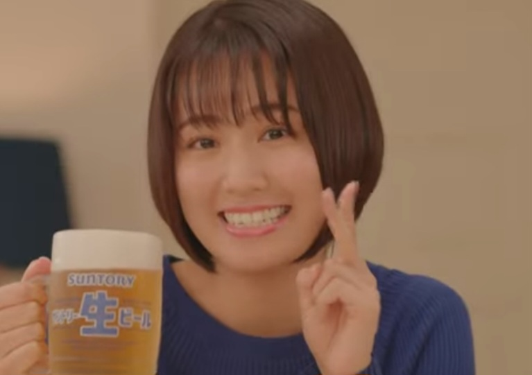 サントリー生ビールの CM に出ているこの女性は誰でしょうか？