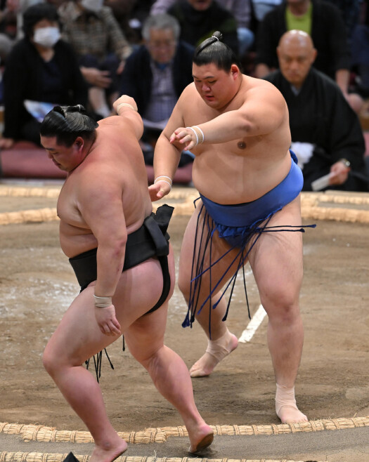 この人が主役としての初結び は別に 普通の日だったですかね？ 九州場所 3日目は 正代vs大の里 立ち合いからもろ手で突き立てた大の里が右喉輪左おっつけ あっという間に押し出し 大の里 が3連勝 正代 は3連敗 この相撲の対戦成績がコレで正代0-2大の里 今までは 照ノ富士 や 他の大関との対戦で結びを経験したことがある 大の里 ではあったが 今回は 自身が主役 という意味では 初めての結びの中で 特に危なげない 内容 に見えた