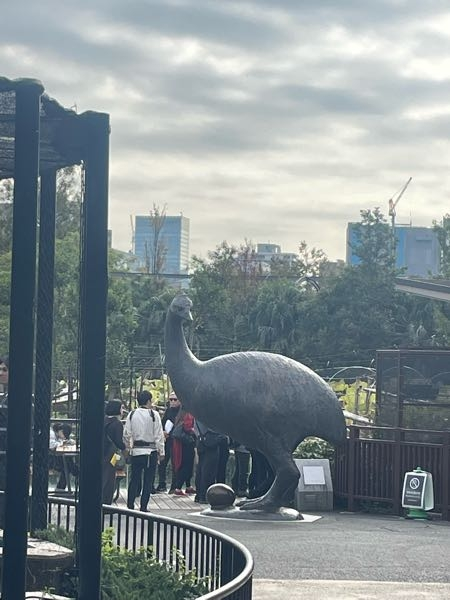 昨日、上野動物園に行ってきました。 電車に乗る時刻もあり、全部は観れませんでしたが園内にこの様な像がありました。 これは何という動物の像なのでしょうか？ 急いでおり近くで見る事が出来ませんでした。