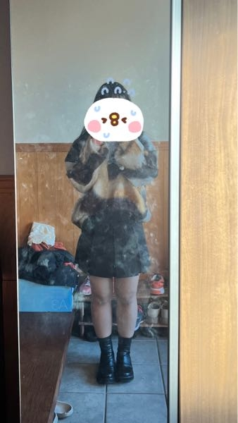 私はとても足が太く今まで足を出さないような服装をしてきました。3ヶ月ほど前に彼氏が出来て、デートの時にこのスカートを履きたいと思っています。 案の定足の太さが目立っていて、彼氏に太いのにこんな短いスカートを履いている、とひかれないか心配です。 皆さんはどう思いますか？？客観的な意見を聞きたいです。 ※鏡が汚くてすみません