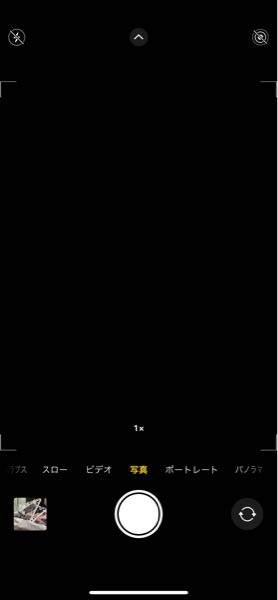 iPhoneのカメラが突然動かなくなりました カメラボタンを押しても写真のように真っ暗です 対処方法を教えてください 宜しくお願いします