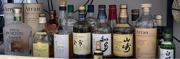 お酒に詳しい方に質問です！特にウィスキーに詳しい方に質問したいです。これは友人のお酒コレクションの写真なのですが、これからおすすめなお酒ってわかったりしますか？ ①学生なのであんまり高すぎない値段（5000円前後） ②スコッチウイスキー ③コレクションと被らないもの で教えていただきたいです！ スコッチウイスキー最高って言ってました。