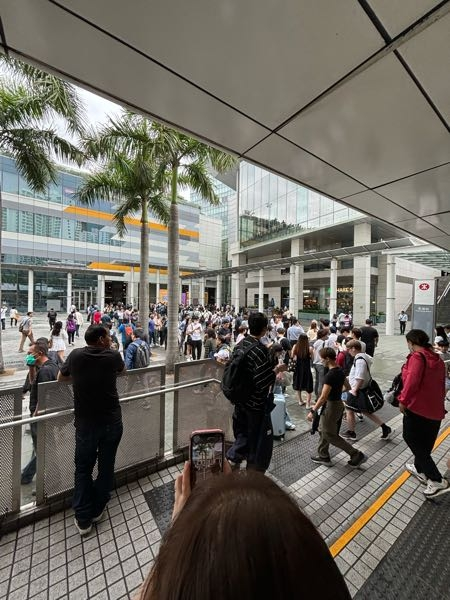 今さっき、香港の東涌駅のバス乗り場がとんでもない混雑してました。 東涌駅に行くまでの電車も混んでました。 この時間は通勤ラッシュのような何かあるのでしょうか？ただ行きは14:30ごろでしたが混んでなかったです。 5年前に2回ほどほぼ同じ時間に来た時は、全くでした。 香港詳しい人教えてください。 単純に気になっただけではございます。 今無事空港にバス到着しご飯にありつけました。