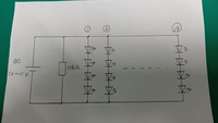 全体の電流抑制抵抗だと思うのですが、どう思いますか？

顕微鏡用の照明で、図の様に10kΩの抵抗が並列になっています。 LEDは白色で直列に４個、それが並列に14列あり、全周で56灯の照明です。

入力電圧はボリューム式で、直流の10~11V

LEDの定格電流が20mAだとすると、全体で1120mA

この抵抗で、電流を1~1.2Aに制限しているのかと思うのですが、合ってい...