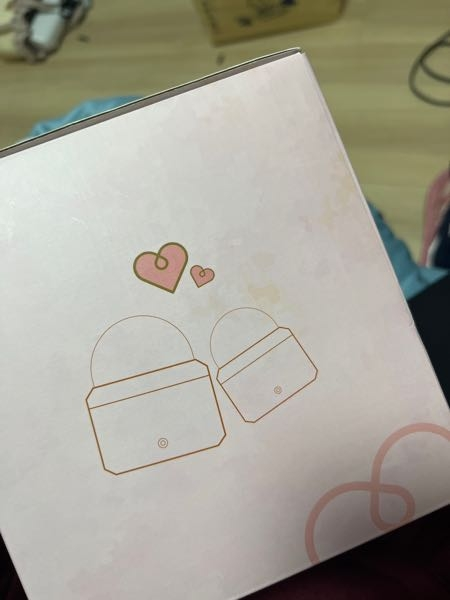 《至急》親友の結婚祝いにAmazonで商品を購入したのですが、箱にシミがあったり凹んだりしていてプレゼント用なのにこんなものを結婚祝いに渡せません… Amazonに連絡したら交換していただけるのでしょうか？