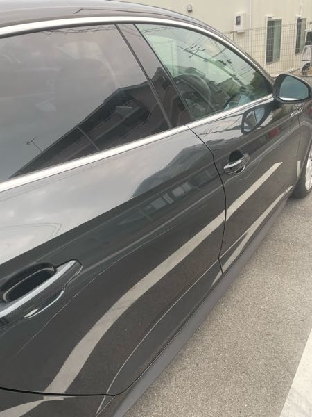 車の傷について昨日、車に乗り外出先でふと愛車をみると右側の前席ドア