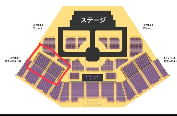 Kアリーナのライブに行ったことがある方に質問です。 今度ミュージカル刀剣乱舞祝玖寿乱舞音曲祭、神奈川公演に参戦予定です。 写真の赤で囲ったあたりの席の予定なのですが、客降りの時、アリーナからロアースタンドは繋がっている？のでしょうか？ ライブによるのかもしれませんが、座席の写真を調べる感じ繋がっているように見えます。 でも、先日あいみょんのライブに行った彼氏から聞いた話だと、柵が設けられていたと聞きました。 もしかしてライブによって違ったりしないかな...！と思い質問しました。