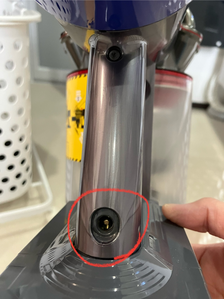 dyson V8 slim fluffy の持ち手部分の止め具下の部分が、取れてました。 これは元々どんな止め具が付いていましたか？ 又、市販のもので代用出来ますか？