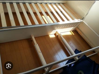 IKEAのヘムネスベッドの解体方法が分かりません。画像の下の木の IKEAのヘムネスベッドの解体方法が分かりません。画像の下の木の