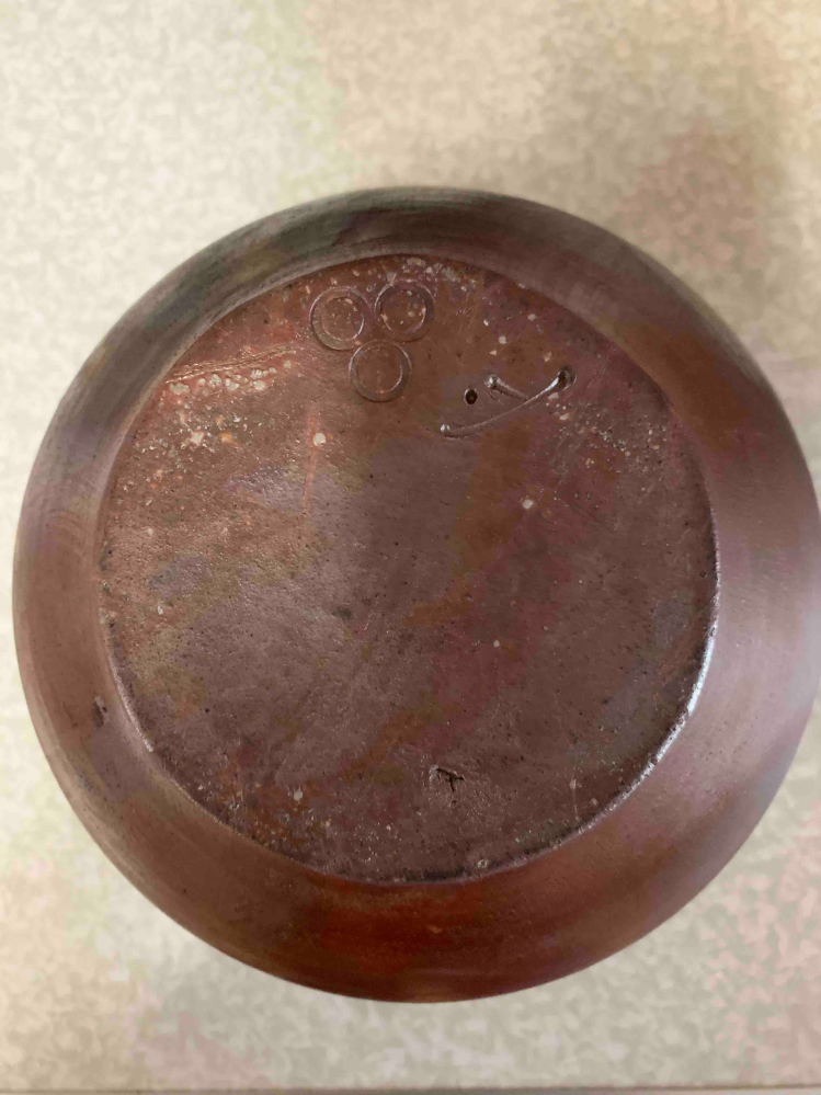 備前焼であると思いますが、この焼物の陶印の作家が知りたいです