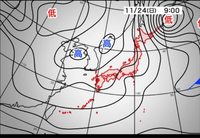 下記の天気図はウェザーニュースの24日(日)朝の予想天気図ですが、個人的には23日(土)の夜よりもこっちの方が東海地方付近の気圧の谷が明瞭に感じるのですが、 各気象機関は23日夜はにわか雨や曇天を予想し、24日朝には再び晴れる予想を出しています。なぜなのでしょうか？
24日朝の方が雨の可能性高そうじゃないですか？