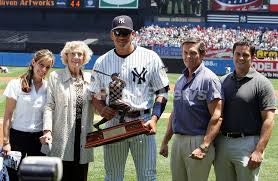 大谷翔平が今年のWS優勝後 ハンク・アローン賞やシルバー・スラッガー賞、 さらに2年連続3回目のMVPを 獲り歴代2位になりましたが まだ賞を獲っていない ベーブ・ルース賞は獲れるのでしょうか？ サイ