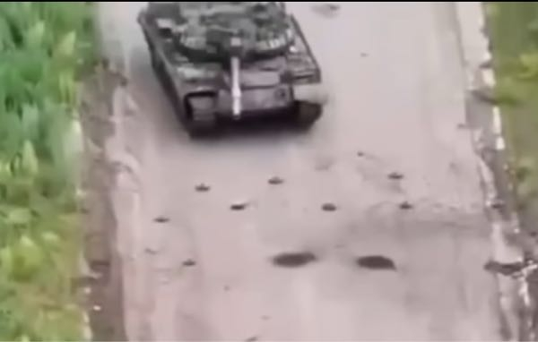 戦車からは対戦車地雷は見えない？ ロシア-ウクライナ戦の映像でロシアの戦車が白っぽいコンクリート舗装の長い直線道路を移動中、前方に対戦車地雷が10個くらい道幅いっぱいに設置してある所にそのまま突っ込んで爆発、戦車が大破というのを見ました 白い路面に丸い地雷と思わしき物体が複数あって明らかに分かる状態で、運転手も前方を見る小窓から見えると思うのですが実際は運転手からは見えないものなのでしょうか？ 一応斜めから侵入しようとはしているので踏まなかったらイケるっしょ、などと思ったんでしょうか？