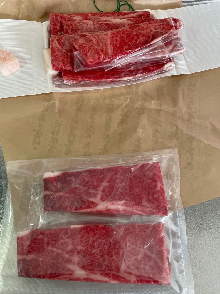 お正月用に買った牛肉1枚ずつフィルムに包まれてますが 真空パックに入れて冷凍したいですが、フィルムは剥がしたほうが良いのですか？フィルムをつけたままシンクしても良いのですか？ お肉をいっぱい買ったので真空パックの袋が小さくすごい数になっちゃうのですが お正月に食べるなら、ジップロックみたいな袋に入れるより真空パックのほうがいいですか？