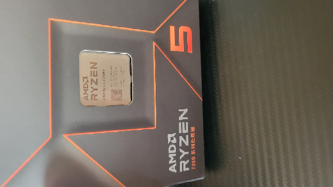 先日Ryzen5 7600xをamazon購入しました、金額は33000円でレビューは結構高評価でしたので疑いもありつつ購入したんですが、 いざ届いて開けてみるとパッケージ中国語で書かれていていかにも怪しいので本物かにせものかどちらなのか教えて頂きたいです。詳しい方お願いします