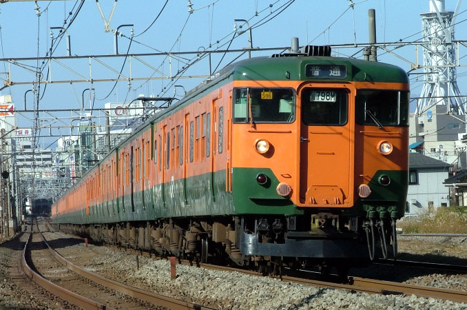 昔の東海道線。 この、オレンジ × 緑 の車両は今もどこか走っていますか？