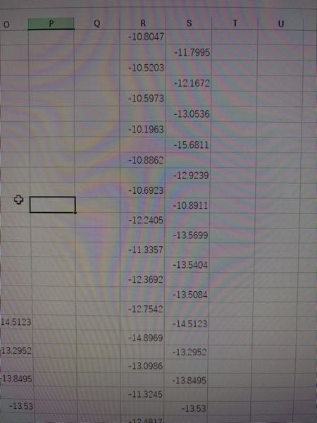 エクセルについての質問です。 こういう2列の数字を1列にまとめるとき、どうしたらいいですか？ひとつひとつ動かすしかないんでしょうか。