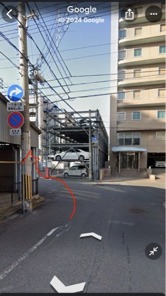 この道路ですが、画像の手前から、立体駐車場のある方向へ矢印のルートで行く場合、逆走扱いになりますか？ 一方通行路ですが若干直進ぽくて、微妙なラインです。 原付なので、バイクから降りて押して歩くほうがいいですかね？