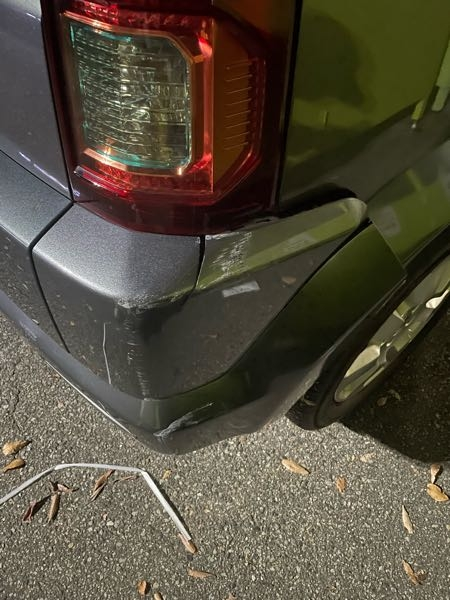 ホンダ クロスロードの質問です ついこないだ初めて後ろをぶつけてしまって、画像のようにヒビ？が入り、歪み？もあります… かなりショックで治したいのですが、交換の場合、修理の場合、だいたいどのく...