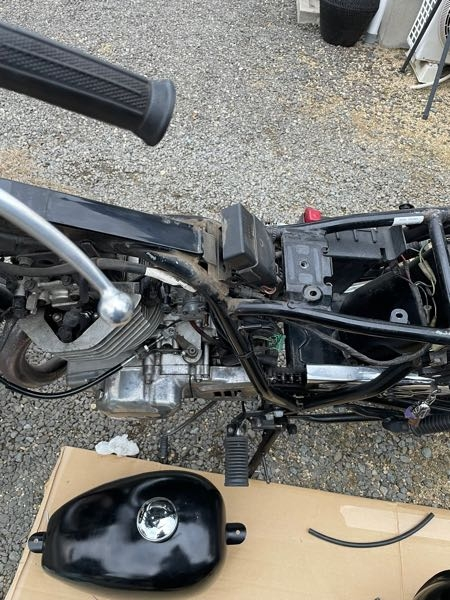 スズキのst250eのバイクのタンクを外したら写真の中央にあるゴムバン