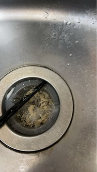 閲覧注意
米を研いでたらたくさんの白い粒々が出てきました。
これは虫の卵とかですか？？
米は冷蔵庫に保存していましたが、米びつの中にもよくみたら同じような粒々がありました。
回答よろしくお願いします。 