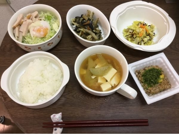 お昼ごはん食べましたか〜？ なす皮、白菜芯、人参のきんぴら 白菜葉、なす、人参、塩こんぶで塩もみ漬け キャベツ、玉ねぎ、ハム、半熟卵サラダ なす絹豆腐のお味噌汁 新米炊き立てご飯と青海苔入り納豆 冷蔵庫整理メニューデス♪