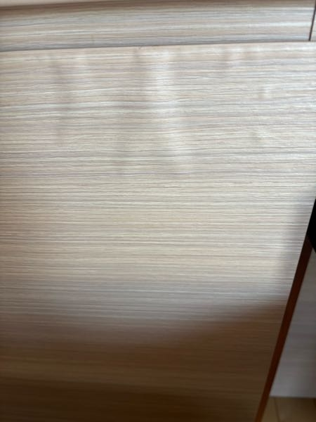 棚の扉の表面に貼ってある素材が剥がれて浮いてきました。全面を剥がし 