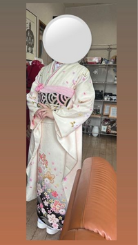 成人式にこの写真の振袖を着ていくのですが、この着物に似合う色  