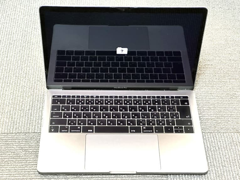 macの初期化について macbook pro 13 2017のものを使用していましたが、使わなくなったためフリマサイトで売り出そうと初期化を試みたのですがOSバージョンのせいか初期化が順当に進んでいるのかどうか、最終的に画像の表示が出るようになりました。（画像は借りてます） こちらで初期化できていれば、この表示について説明して売り出しても良いのですが、知識なく現状の状況がわかりません。 ぼんやりした質問で恐縮ですがこちらの表示が出ている＝初期化完了という認識でよろしいのでしょうか、、？ 有識者の方がいらっしゃいましたらご教示いただけますと幸いです。