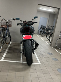 バイクのタイヤがナンバーのセンターより右になってる気がするの... - Yahoo!知恵袋