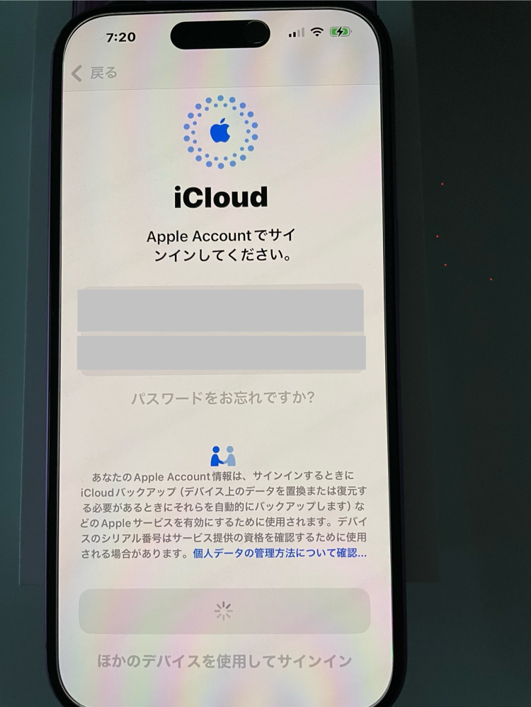 iPhone16について質問です。 AppleストアでiPhone16を購入したので、自宅でデータの移行をしていたのですが、今のiPhoneからデータを飛ばすのではなく、iCloudからデータを復元する方法でやっていました。 途中までは順調だったのですが、iCloudにサインインするため、アカウントとパスワードを入力し、サインインするを押したのですが、そこからずっとサインインするのボタンのところに、繋げてるグルグルマークが出て、待っていました。 しかし、なかなかサインインされず、自分でも調べたところ、iCloudからの復元は時間がかかるとのことだったので、やり始めたのが昨夜22時半頃だったので、朝まで待とうと思い、そのままにし寝ました。 ですが、今起きて確認するとまだ同じ画面でした。 これはどうしたらいいのでしょうか？