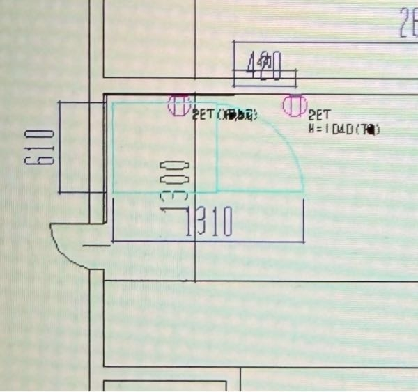 冷蔵庫の向きについて 近々引越しをするのですが、壁とキッチンの距離が1300mmほどで、冷蔵庫が扉を開けると約1310mmあります。 初めはキッチンに向かい合う形でおこうと思っていましたが、とても狭いので、図面のような向きの方が良いのか悩んでいます。 どちらの向きが使い勝手がいいのか、また扉の向きを変えた方がいいのかなど、アドバイスをいただけますと嬉しいです。