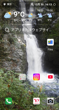 SoftBankの簡単スマホ2（A001KC）について質問です。

祖父が現在使用しているものなのですが、よくわからないところを触ってしまってホーム画面が見づらくなってしまったとのことです。 アイコンの大きさが小さくなってしまったとのことなので戻し方をわかる方がいましたら教えていただきたいです。

※写真は祖父の画面です。