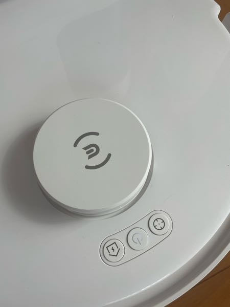 ECOVACS(エコバックス) DEEBOT N20 PRO PLUS ロボット掃除機 水拭き両用 を購入したのですが充電するのですが、シャコシャコと音がしたり音楽がたまになったりするのですが16%から増えない気がするんです。 スマホでは充電中と表記されています。 真ん中の充電マークが赤色になったけどしばらくすると消えました。今は白色 壊れているんでしょうか？ エコバッグスは他のタイプは持っているのですが昨晩充電させたのに16%から増えてないです