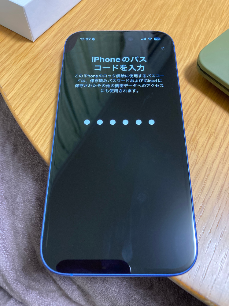 iPhoneの機種変更について質問です！ 新しくiPhone16にクイックスタートで機種変更したのですが、画像の画面でパスコード入力してから30分以上経っています。なかなか終わらないので不安で質問しました。 このまま続ければ大丈夫でしょうか？