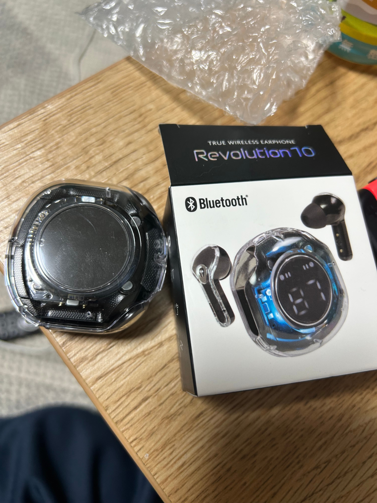 ワイヤレスイヤホンについて質問です。 Revolution10という(画像)のイヤホンを買いました。 充電なかには画面に残量が表示されていたのに、いざスマホに繋ごうと思ったらスマホのデバイス画面に名前が出てこず、イヤホンの方もまっくろになってしまいます。詳しい方よろしくお願いします。 スマホはAndroidです。