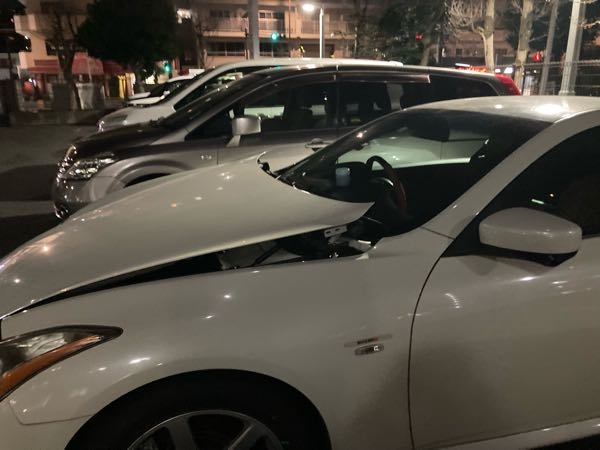 日産v36スカイラインクーペに乗ってます軽い衝撃でボンネットの
