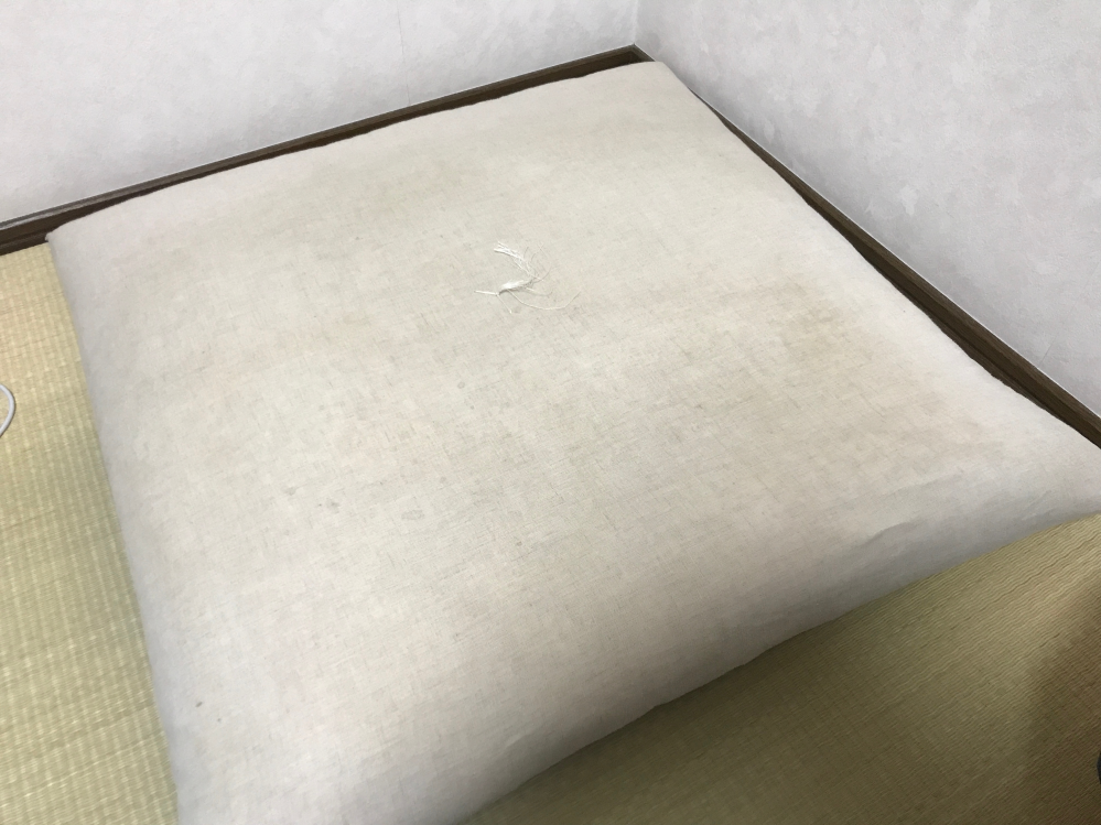 座布団のシミ落としについて画像はリネン生地の座布団(70cm×70cm 