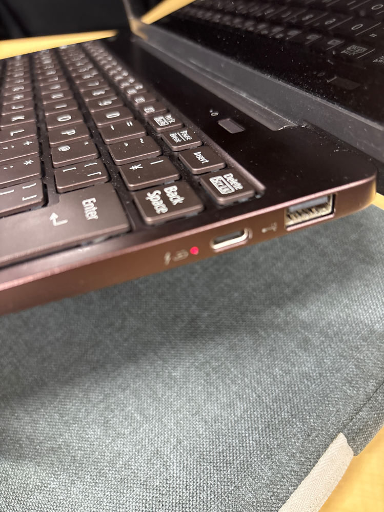 富士通のノートパソコンを使ってます。充電器を挿しても充電がで