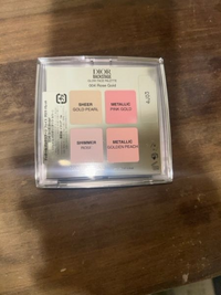 Dior バックステージフェイスグロウパレットについての質問です！

先程Amazonから届いたのですが、開封し、
中身を取りだし裏面を見てみると、
QRコードが付いていませんでした。 これは偽物でしょうか。。？
私調べでは、正規品にはパレット自体にQRコードがついているみたいなのですが。。
最近仕様が変わったのでしょうか。。
一応入っていた箱には側面にQRがついていて、読み込むとDIORの...