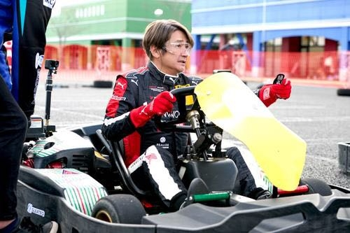 「マッチ足」に隠された秘密を知りたくて質問をします。 F1史上最高のレーサーの一人だったアイルトン・セナ（通算65回のPPを数えます）の速さの理由は、「セナ足」にありました。 セナ足とは1秒間に6回もアクセル開閉を繰り返すことで、バタ足というより、けいれんに近い状態です。 これにより、コーナリング中のエンジン回転を上げ、高いスピードを維持することができました。 これはセナならではの、限界を超えない感覚があってこそのことです。 また、コーナー出口でアクセル全開にするときにも、加速の点で有利でした。さらに付け加えると、ホイールスピンをおこさないためもあります。 時代の頂点に立つ者は、他と違う何かを持っています。セナが持っていたのは、限界察知能力が支えるセナ足でした。65回のポールポジションという数字には、そういう意味が含まれていました。 ⭕️ここで質問ですが、日本モータースポーツを代表するレーサーだったマッチ（近藤真彦）の「マッチ足」の秘密を教えて下さい。 マッチの卓越したドライビングは、「セナ足」と同様に、この「マッチ足」から生み出されたものと感じます。 下↓の画像が「マッチ足」です。