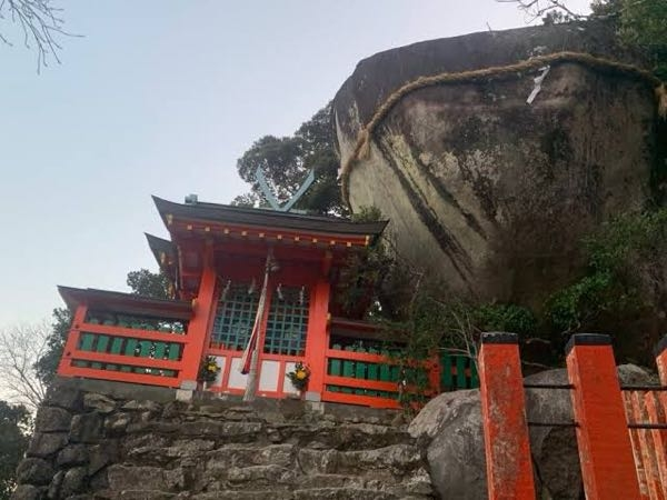 神が降臨したとされる岩があるのは 和歌山の神倉神社以外だと どこがありますか？