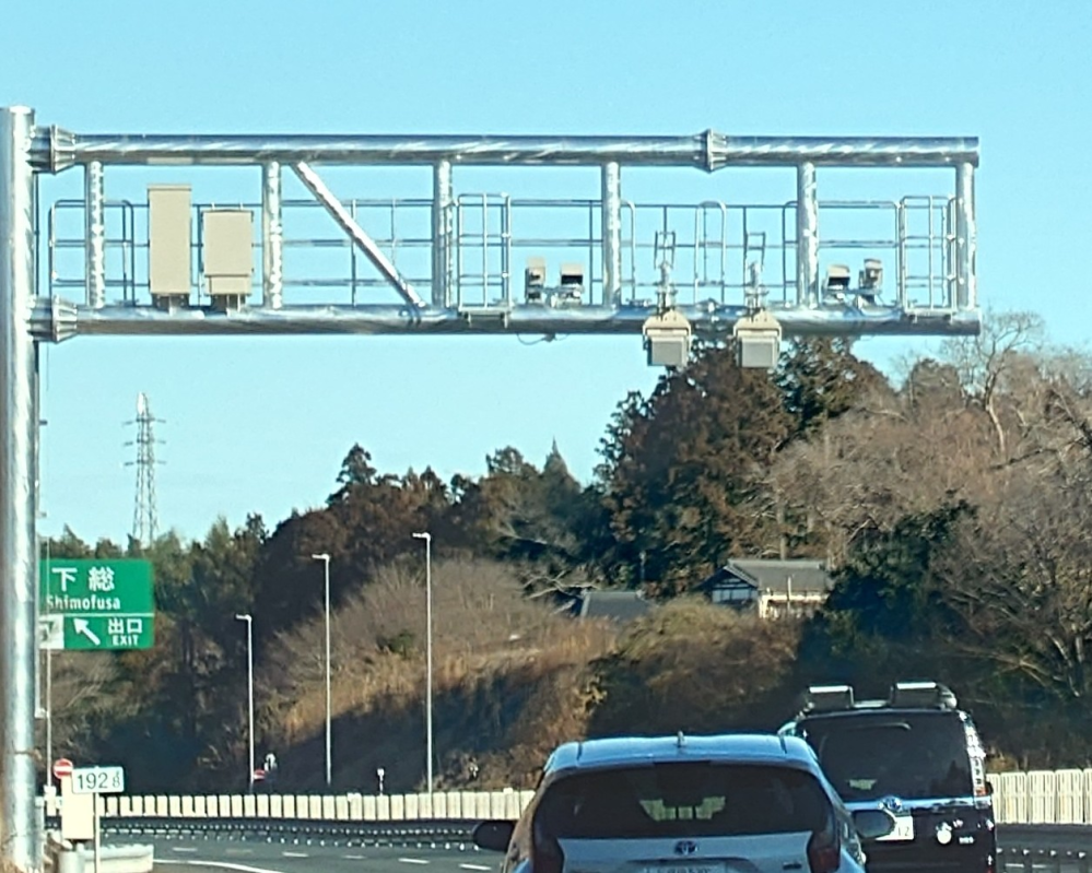 高速道路のオービス、あるいは千葉県内の圏央道に詳しい方に質問です。 私は毎月1〜2回圏央道大栄JCTからつくばJCT間を往復しています。開通以来利用していますが、稀に覆面パトが走っているものの今までオービスの設置はありませんでした。しかし昨年12月に東関道から大栄JCTを通り数キロ走り片側二車線区間になったところ添付写真の計測器を発見しました。これはオービスなのでしょうか。道路上に無人速度計測装置設置路線の標識はありません。 制限速度を守れば良いというのはその通りなのですが、圏央道は最高速70km規制のため手前の東関道の感覚で走ると速度超過となります。