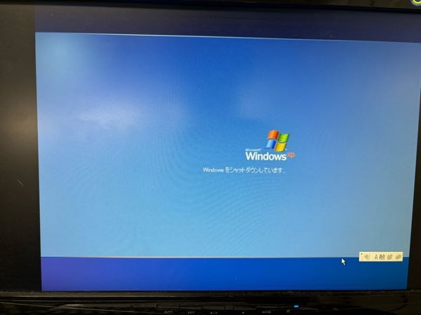 Windows XPに関する質問です。 画面がフリーズし、強制シャットダウンをしたらこの画面から動きません。 このまま放置してたらシャットダウンしますでしょうか？