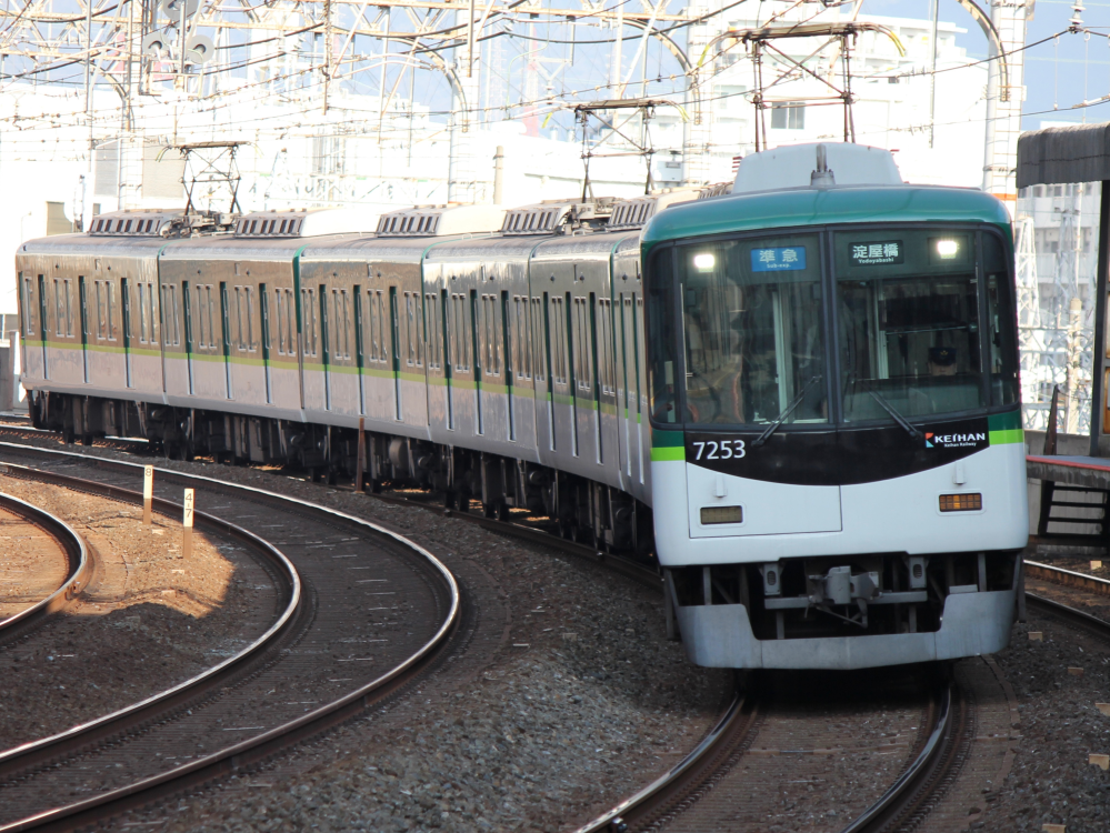 カメラ初心者です。 鉄道を撮影したのですが、背景が白飛びしてしまいます。白飛びを防ぐ方法やLEDの幕をどのように対処してるかを教えてください。