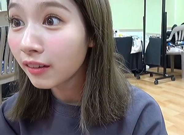 TWICEサナちゃんのこの時の髪色は何色ですか？ あと何の動画か分かれば教えて頂きたいです☺︎